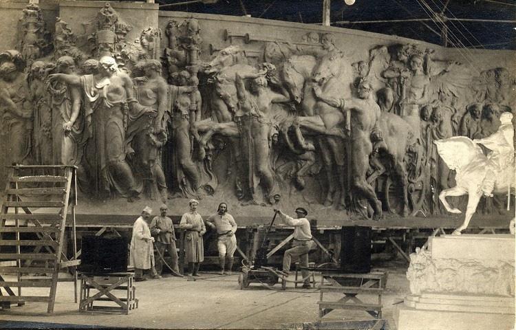 Lo scultore Angelo Zanelli, ottenuta la vittoria definitiva, a lavoro sul fregio per l'Altare della Patria

© MiC, VIVE - Vittoriano e Palazzo Venezia

