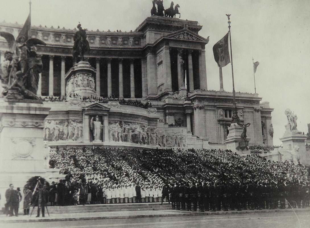 La folla attende sul Vittoriano il passaggio di Mussolini in occasione della parata militare in via dell'Impero (oggi via dei Fori Imperiali) nel decennale del fascismo
