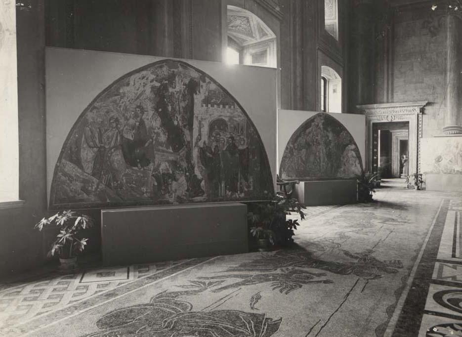 Allestimento della Mostra di affreschi medievali Iugoslavi nella sala del Mappamondo del Palazzo di Venezia negli anni Cinquanta
