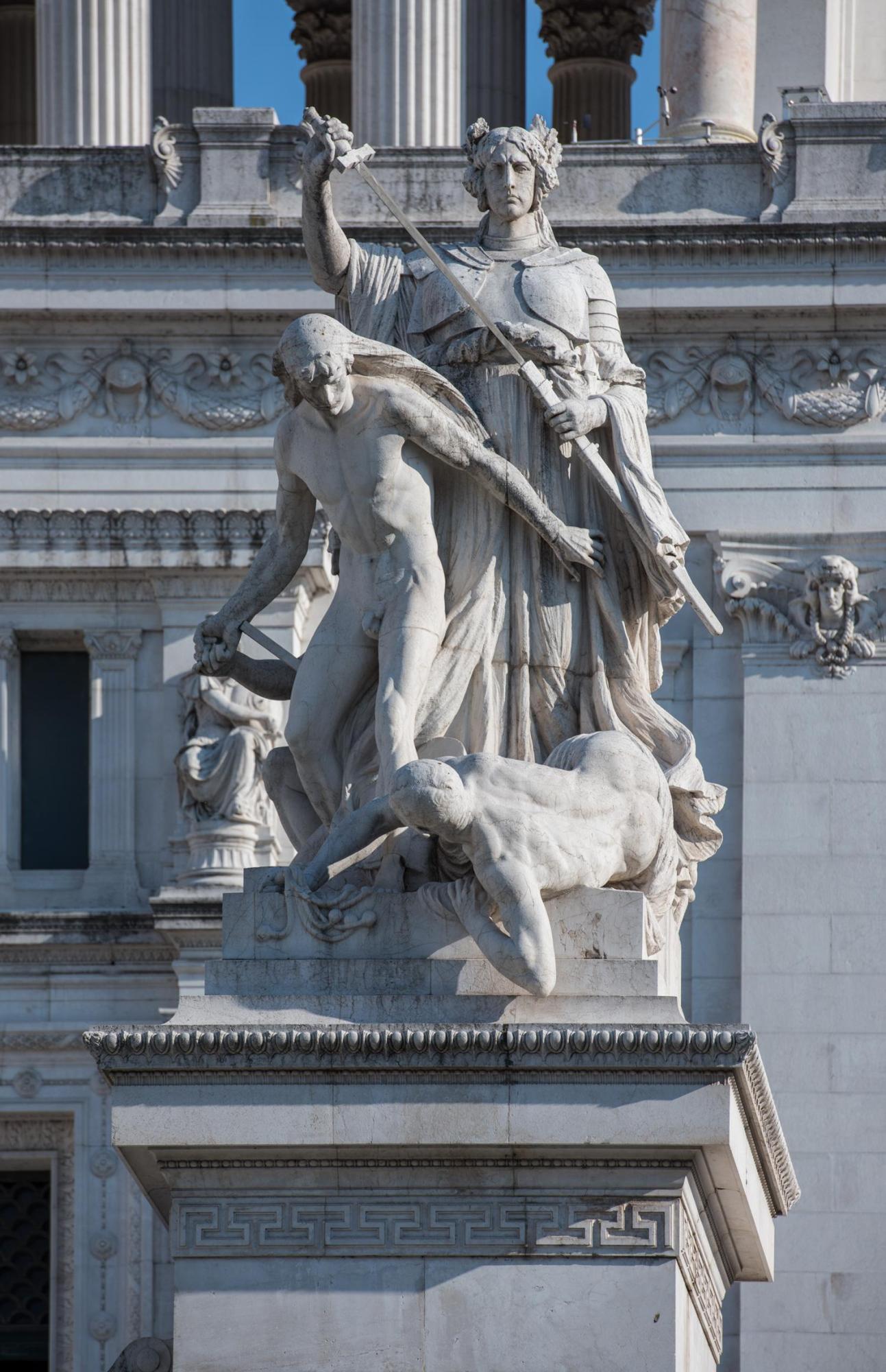 Gruppi scultorei sulla prima balaustra