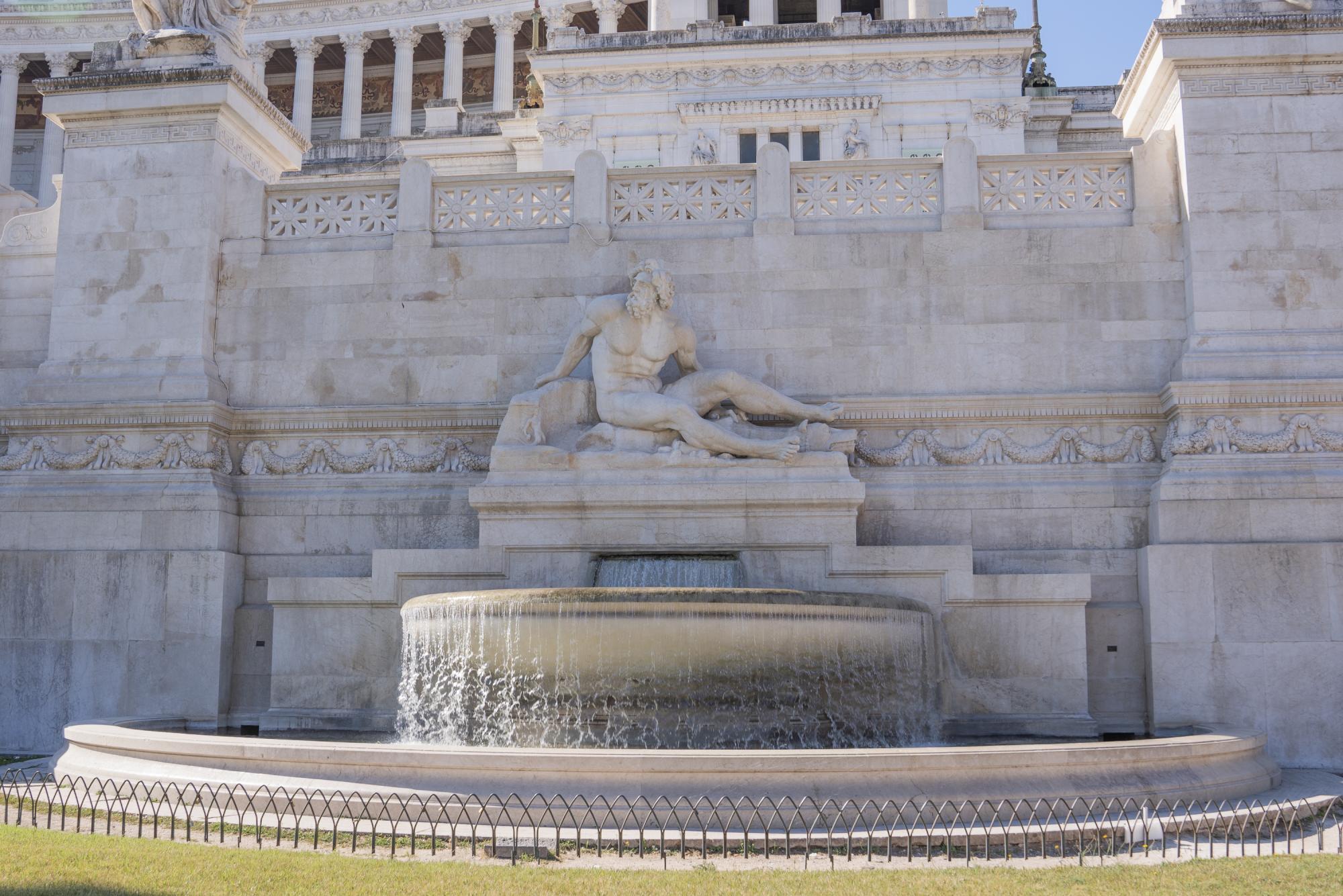 The Il Mar Tirreno fountain after the completion of restoration work.
