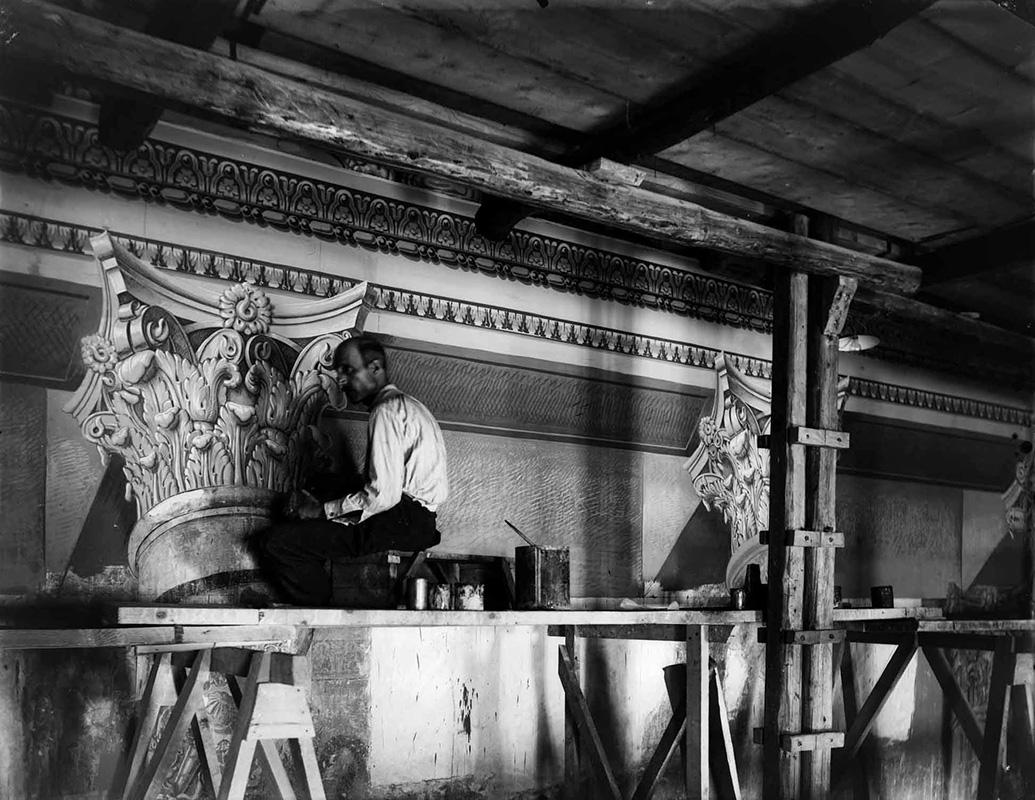 Il pittore Giovanni Costantini durante i restauri degli affreschi eseguiti tra 1925 e il 1928 nella sala del Mappamondo
