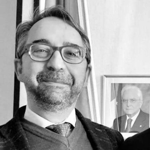 Andrea De Pasquale - Direttore Generale Educazione, Ricerca e Istituti Culturali Soprintendente ad interim Archivio Centrale dello Stato
Andrea De Pasquale, laureato in Lettere Classiche all’Università di Torino, diplomato in Archivistica, Paleografia e Diplomatica all’Archivio di Stato di Torino, diplomato bibliotecario all’Università di Roma La Sapienza, dottore di ricerca in storia del libro all’École Pratique des Hautes Études (Sorbonne) di Parigi. Direttore generale del Ministero della Cultura dove lavora dal 1999, è attualmente Sovrintendente dell’Archivio Centrale dello Stato, il massimo archivio italiano che conserva la memoria documentaria dell’Italia dall’Unità ad oggi.
In precedenza è stato direttore della Biblioteca Palatina di Parma, della Biblioteca Nazionale Braidense di Milano, della Biblioteca Nazionale Universitaria di Torino e della Biblioteca Nazionale Centrale di Roma e del Servizio I – Ufficio studi della Direzione generale educazione, ricerca e istituti culturali.
È anche direttore scientifico della Fondazione Museo Bodoniano, membro del comitato scientifico della Fondazione L. Firpo di Torino; già membro del Comitato tecnico scientifico biblioteche e istituti culturali e del turismo; è stato docende alla Scuola di Alta Formazione dell’ICPAL – Istituto centrale per la patologia degli Archivi e del Libro e ha insegnato in numerose Università tra cui l’Università di Roma La Sapienza, l’École Nationale de Chartes di Parigi, l’Università di Bologna, Torino, Siena; ha partecipato con relazione a numerosissimi convegni nazionali e internazionali. È autore di pubblicazioni e saggi inerenti soprattutto la storia del libro e delle biblioteche, le fonti archivistiche, la digitalizzazione del patrimonio culturale.