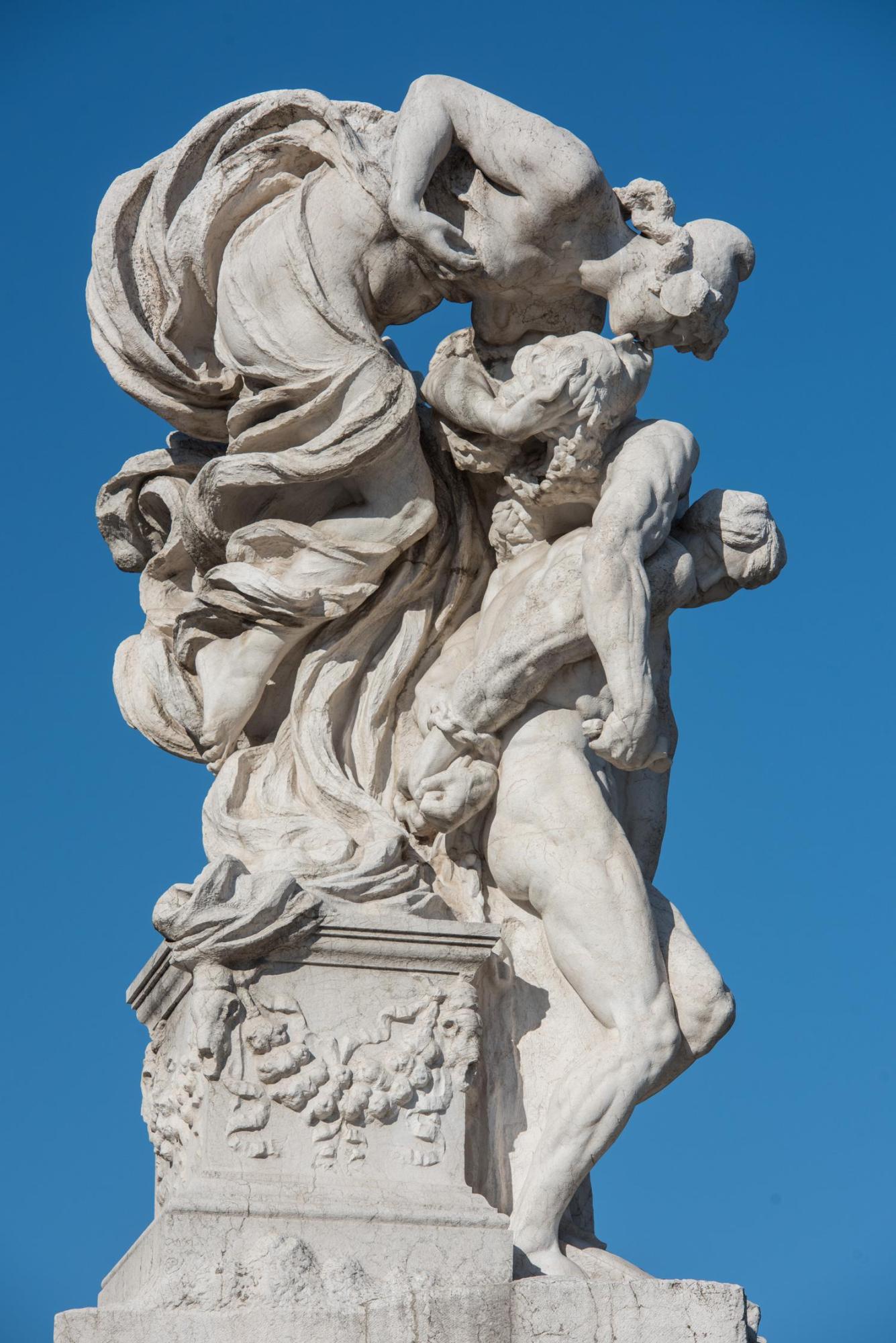 Gruppi scultorei sulla prima balaustra