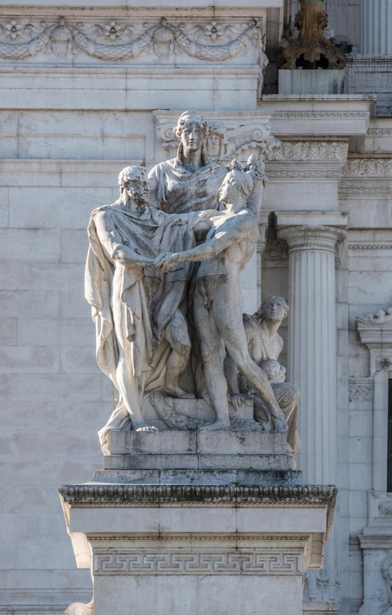 Gruppi scultorei sulla prima balaustra