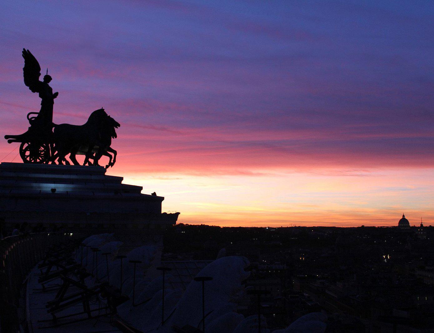 Su, verso il cielo di Roma: tutta la magia del tramonto dalla Terrazza Panoramica del Vittoriano 