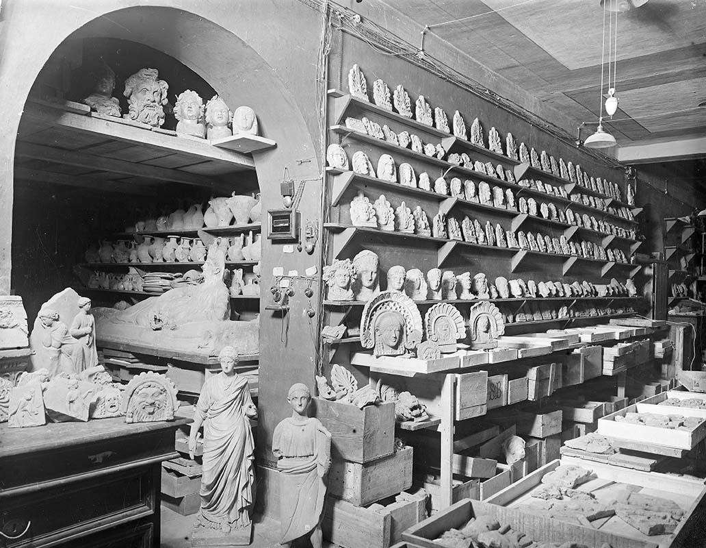 La collezione di terracotte di Evan Gorga in una sala degli appartamenti di via Cola di Rienzo a Roma