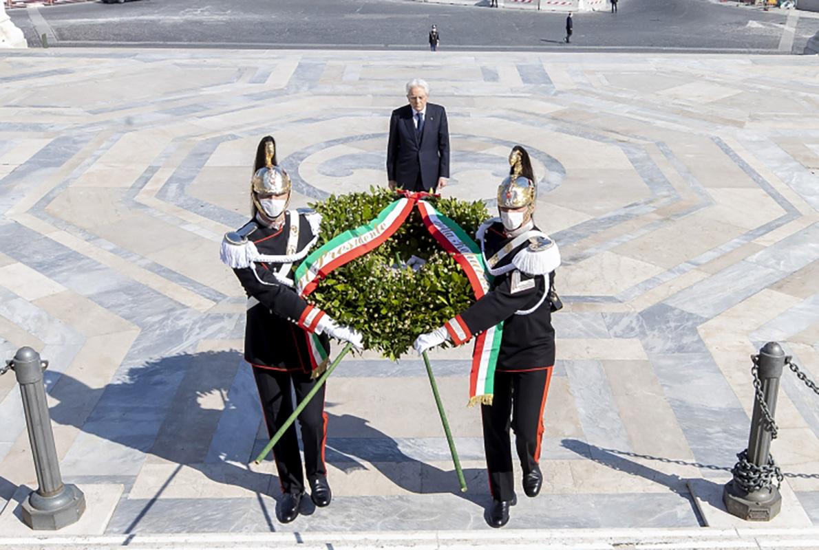Il Presidente Sergio Mattarella in occasione della deposizione di una corona d’alloro sulla Tomba del Milite Ignoto, nella ricorrenza del 75° anniversario della Liberazione
