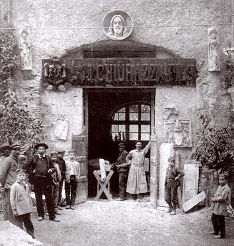 Fonderia Chiurazzi, sita in via dei Ponti Rossi, tra la collina di Capodimonte e piazza Ottocalli a Napoli in una fotografia di fine Ottocento
