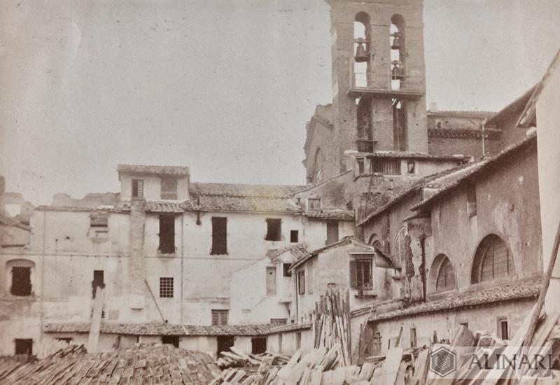 La Torre di Paolo III al Campidoglio in fase di demolizione, durante i lavori di sistemazione dell'area di piazza Venezia
