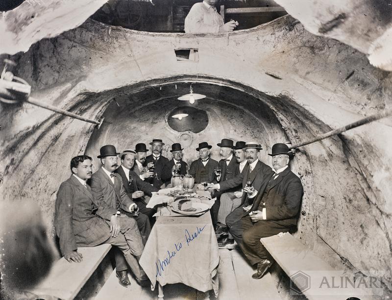 Group of men photographed in the belly of the horse of the equestrian monument of Victor Emmanuel II
