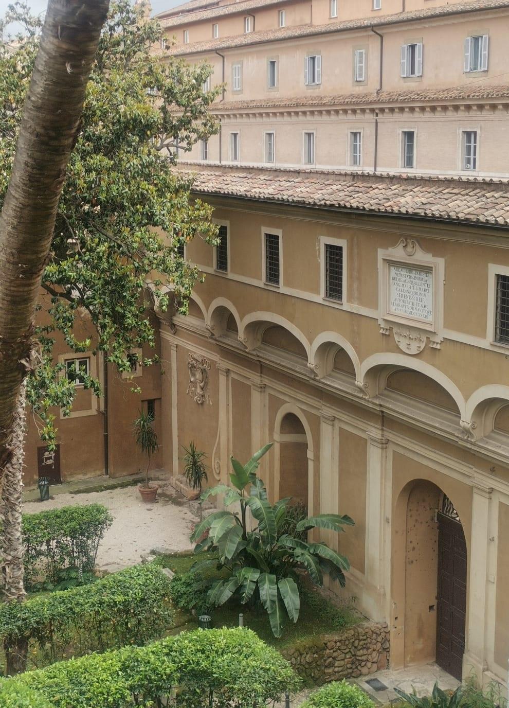 Stato attuale del muro di recinzione su via degli Astalli, particolare