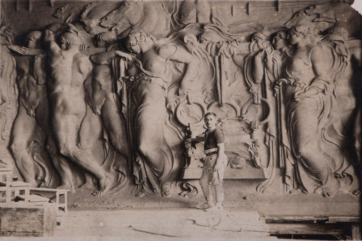 Angelo Zanelli modella in creta il fregio destro dell'Altare della Patria. © MiC, VIVE - Vittoriano e Palazzo Venezia
