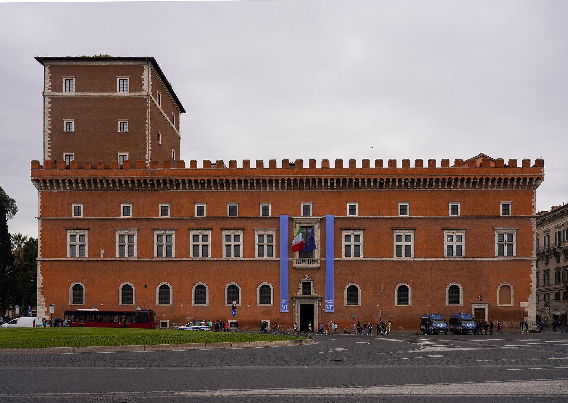 Palazzo Venezia in una foto del 2022, antecedente all’inizio dei lavori per la realizzazione della stazione Metro C (https://it.wikipedia.org/wiki/Palazzo_Venezia#/media/File:Palazzo_Venezia_(Rome)_-_Exterior.jpg)