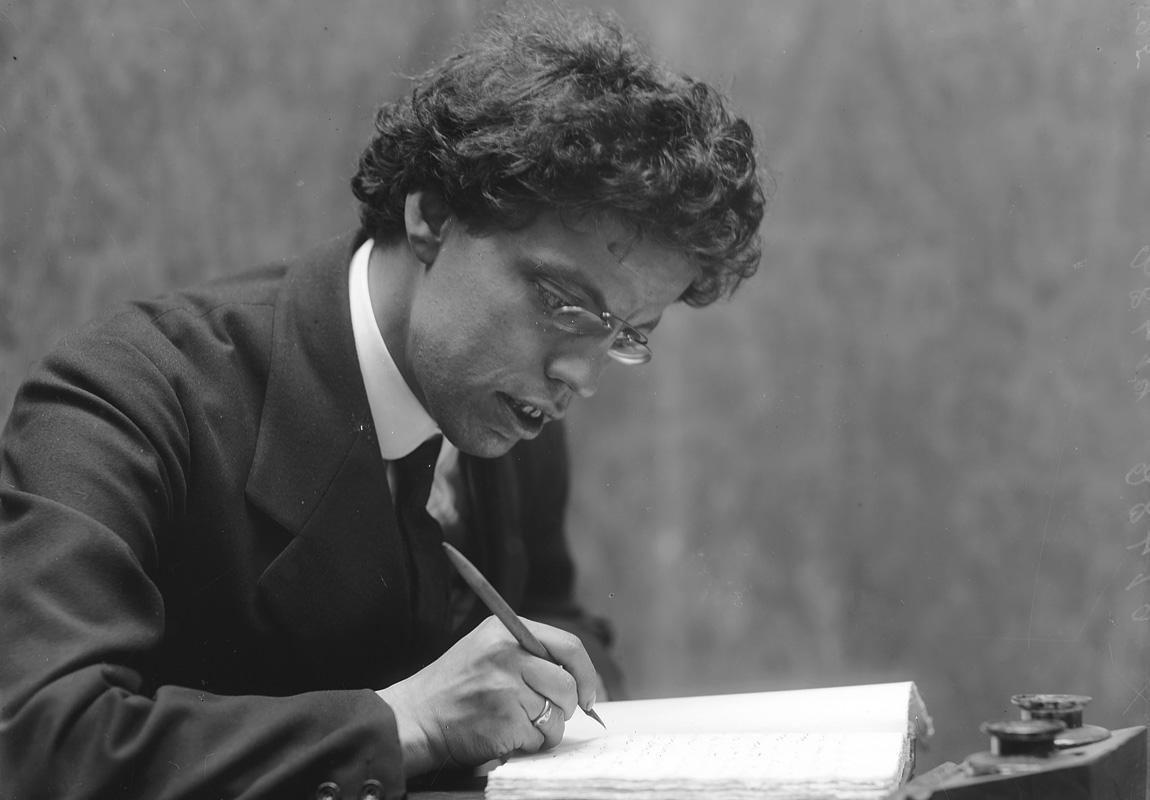 Lo scrittore e poeta Giovanni Papini, già nel 1913, criticò il Vittoriano definendolo 