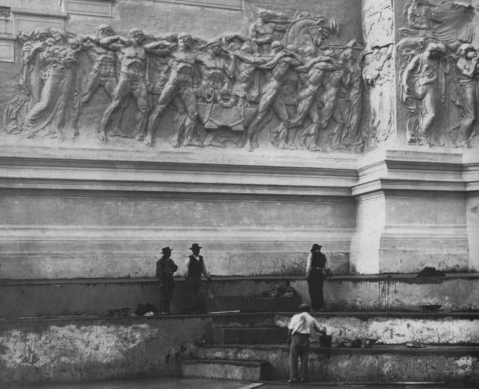 Bozzetto in gesso dello scultore Angelo Zanelli, sistemato provvisoriamente sull'Altare della Patria per concorrere in pubblico
