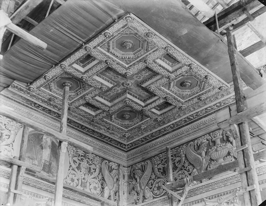 Cassettone del soffitto della sala del Mappamondo durante i lavori di restauro tra il 1925 e il 1928
