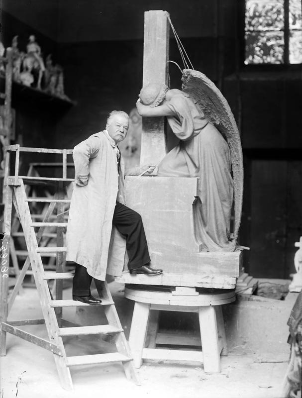 Ritratto dello scultore Augusto Rivalta in posa nel suo studio

