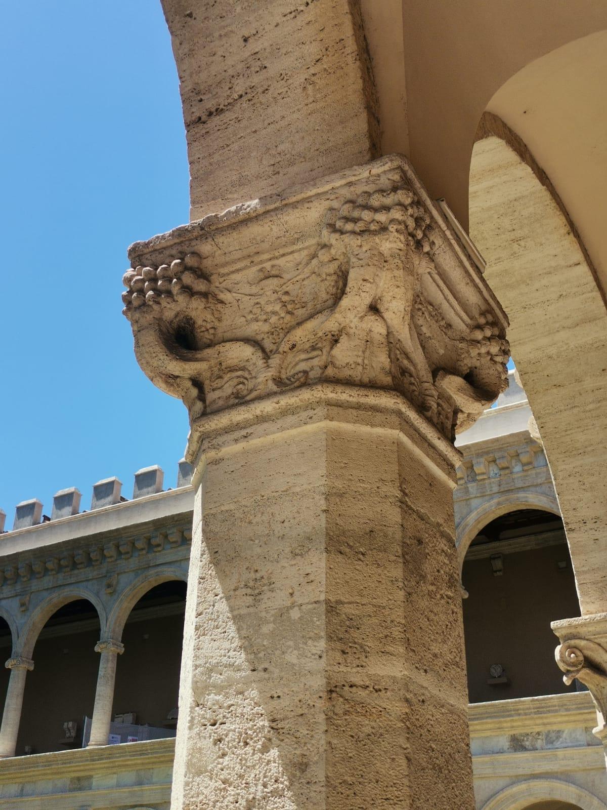 Particolare di una colonna del loggiato inferiore, con capitello con cornucopie