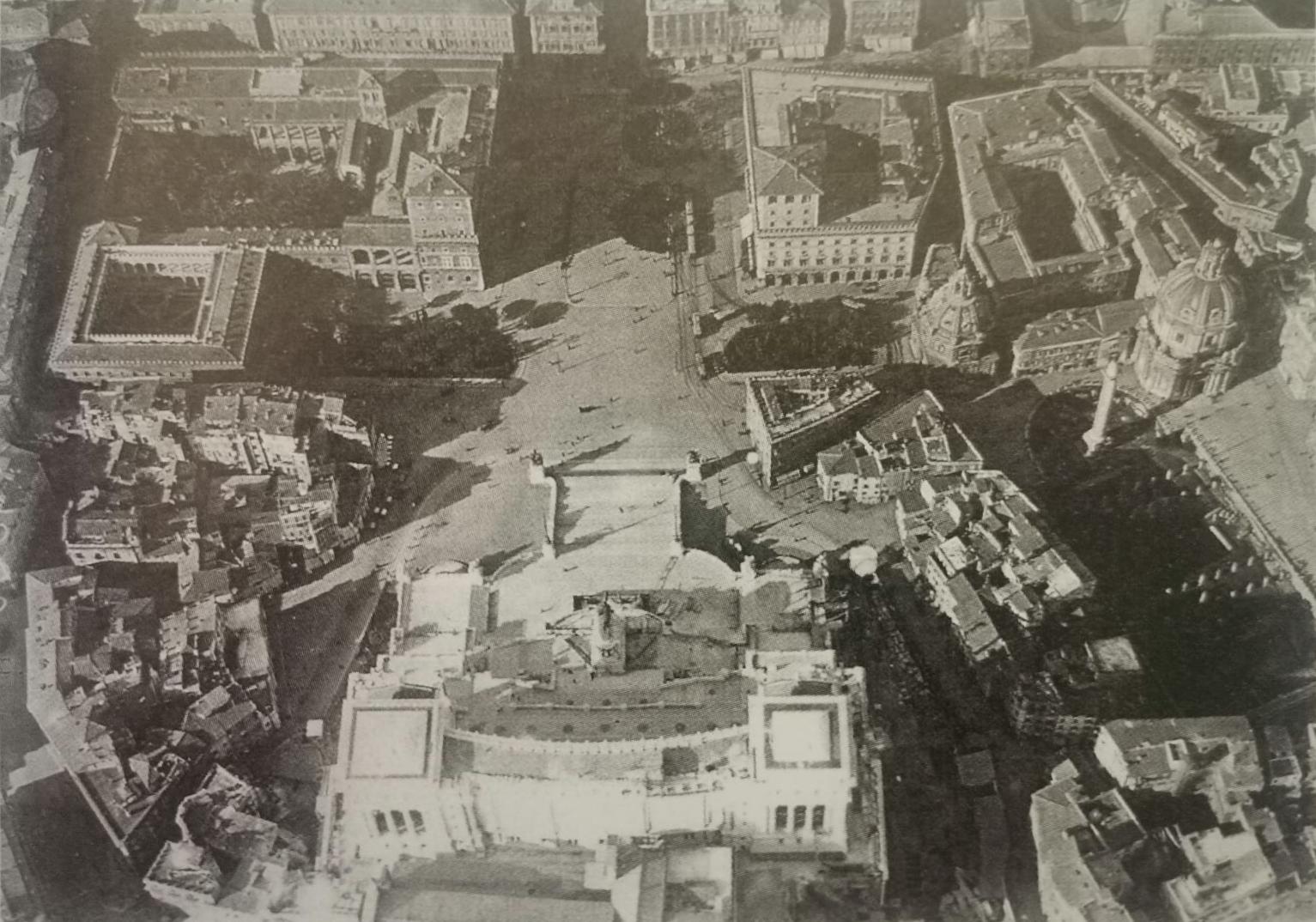 Piazza Venezia dall’alto dopo lo “spostamento” del Palazzetto (da&nbsp;M. R. Coppola,&nbsp;La fabbrica del Vittoriano. Scavi e scoperte in Campidoglio (1885-1935), Roma 2012)