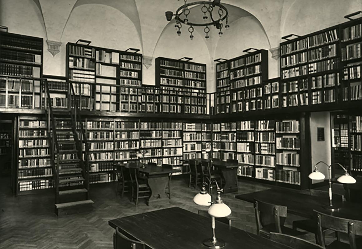 The History of Art Hall including the stacks, walkways and mezzanine levels
