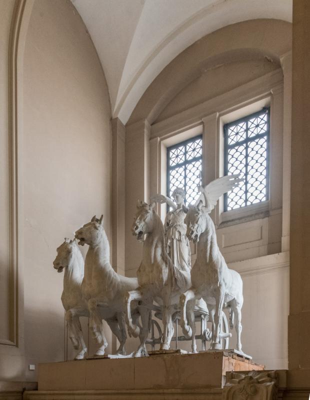 Modello in gesso della Quadriga della Libertà di Bartolini, collocato sul propileo occidentale per la 'prova generale' del 1911
