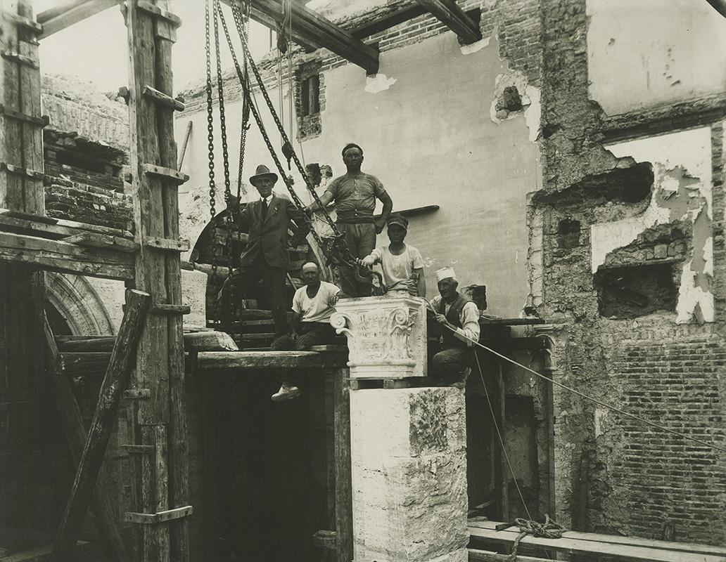 Gruppo di operai durante la costruzione della Scala Nova di Luigi Marangoni nel 1926-1927