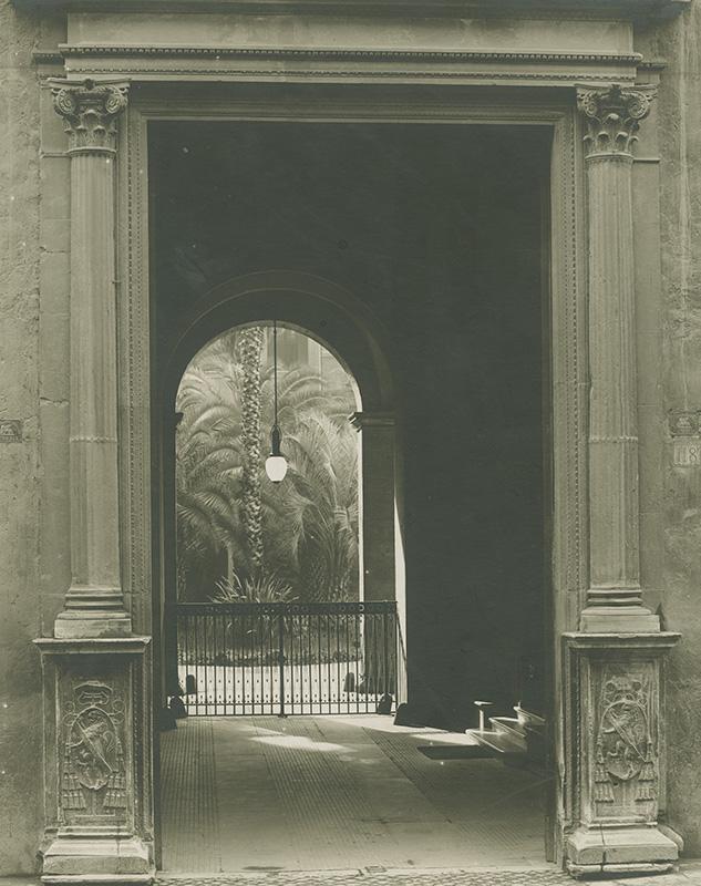 Portone del palazzo di Venezia su via del Plebiscito, da cui sono visibili i primi gradini della scala realizzata dall'architetto dell'ambasciata austriaca Camillo Pistrucci nel 1911