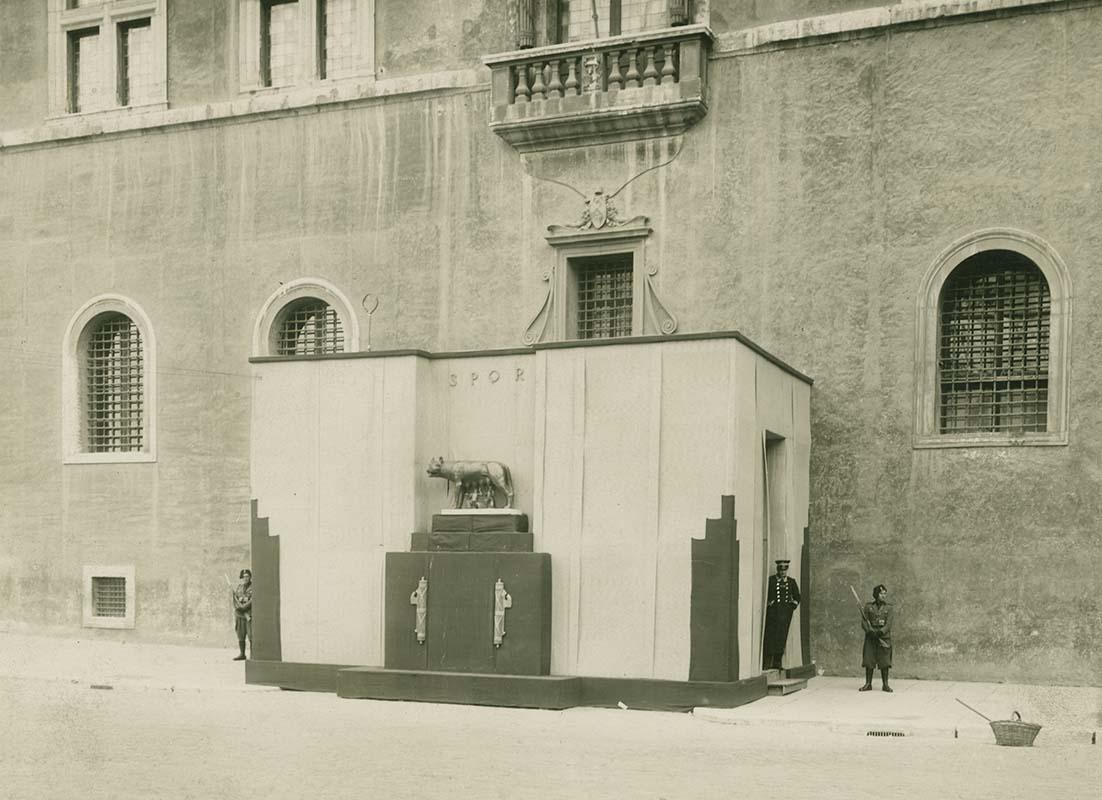 Facciata del palazzo di Venezia con l'allestimento della Lupa nel 1930 circa