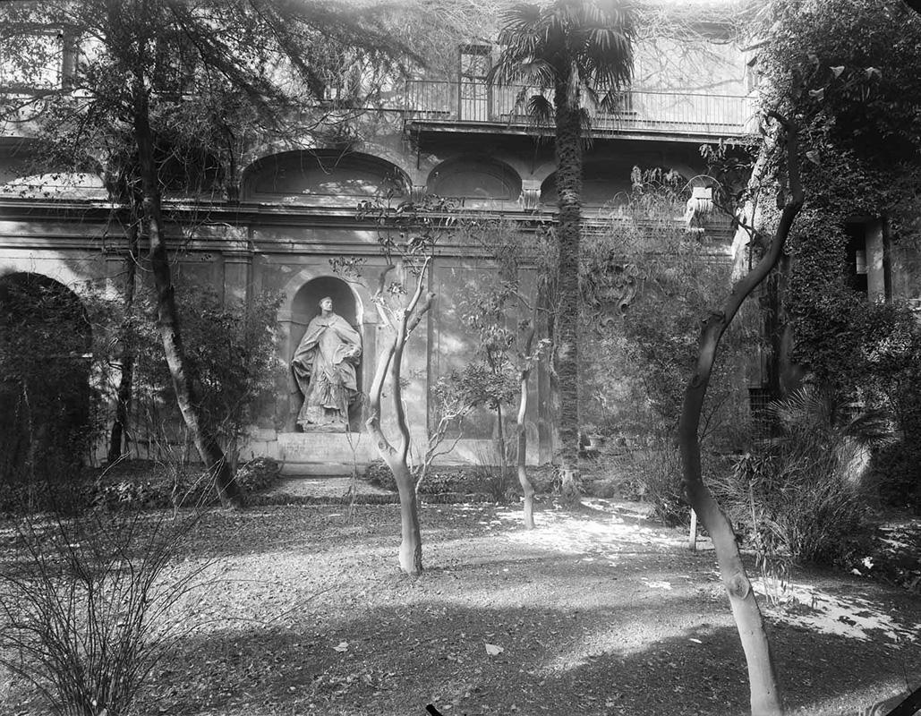 L'ala Querini nel cortile grande, lato via degli Astalli, con il Passetto dei Cardinali e sullo sfondo la statua di San Pietro Orseolo
