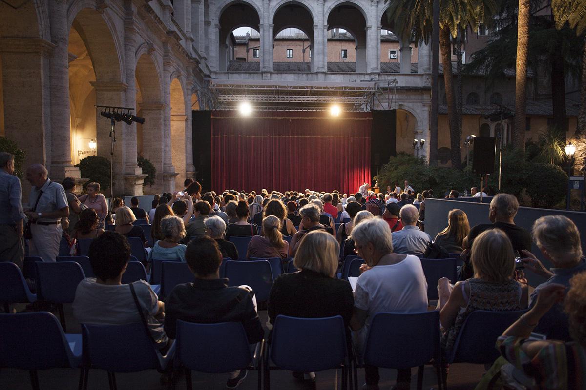 Veduta del giardino grande durante uno spettacolo organizzato per la rassegna Il Giardino ritrovato. Arte, musica e spettacoli a Palazzo Venezia nell'edizione 2016
