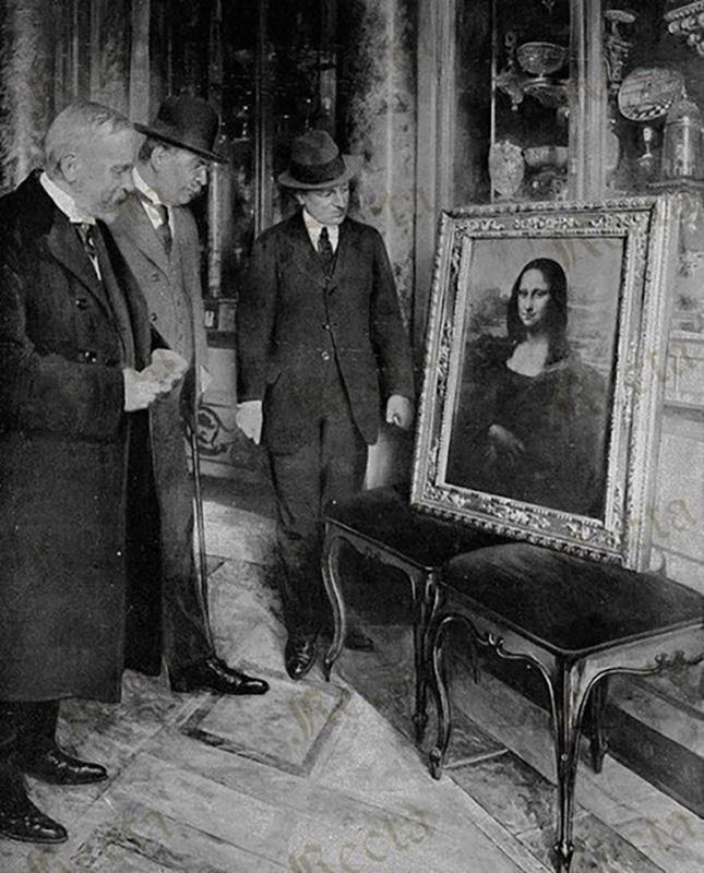 Corrado Ricci (al centro), il restauratore Luigi Canevaghi (a sinistra) e lo storico dell'arte Giovanni Poggi (a destra), mentre osservano la Gioconda alle Gallerie degli Uffizi a Firenze nel 1903
