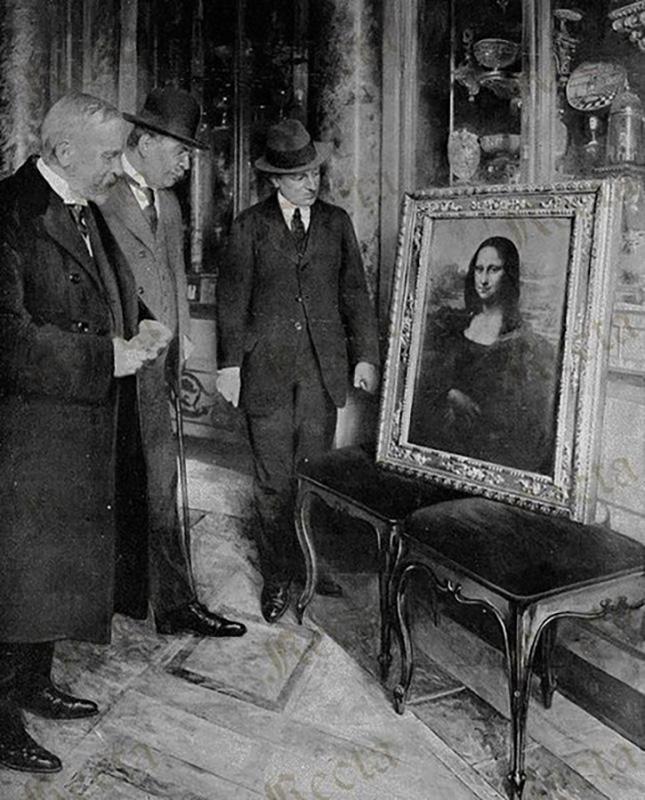 Corrado Ricci (al centro), il restauratore Luigi Canevaghi (a sinistra) e lo storico dell'arte Giovanni Poggi (a destra), mentre osservano la Gioconda alle Gallerie degli Uffizi a Firenze nel 1903
