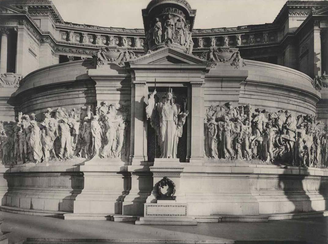 La Dea Roma con il fregio dell'Altare della Patria, su modello di Zanelli
