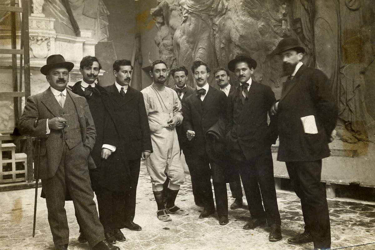 Sculptor Angelo Zanelli (in the centre, in white work clothes) with a few collaborators and visitors in the work yard where the monumental sculptures were made
