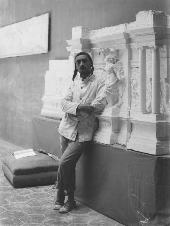 Lo scultore Angelo Zanelli in posa con un primo modello in gesso de La Dea Roma per l'Altare della Patria, in una fotografia di Mario Nunes Vais
