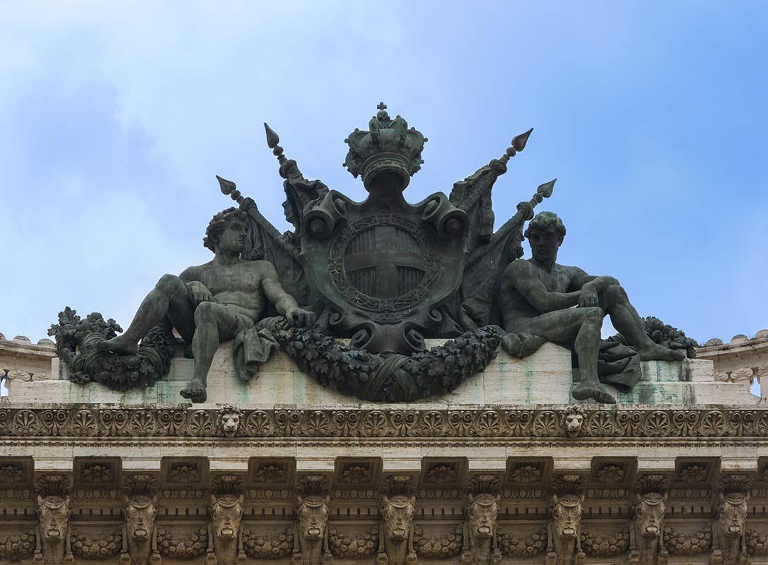 Stemma dei Savoia dello scultore Paolo Bartolini, a coronamento della facciata posteriore del Palazzo di Giustizia in piazza Cavour a Roma
