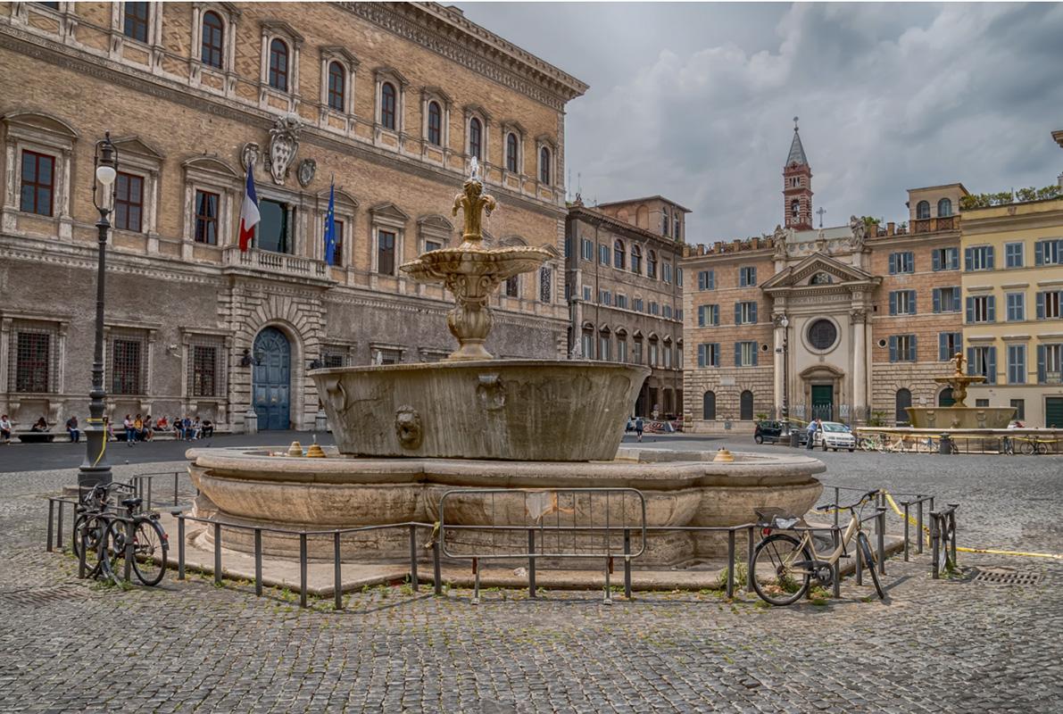 Veduta di piazza Farnese con in primo piano la grande vasca in granito grigio

