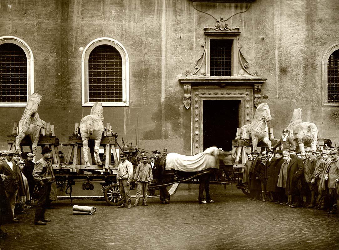 L'arrivo dei cavalli della quadriga di San Marco nel palazzo di Venezia a Roma durante la Prima guerra mondiale