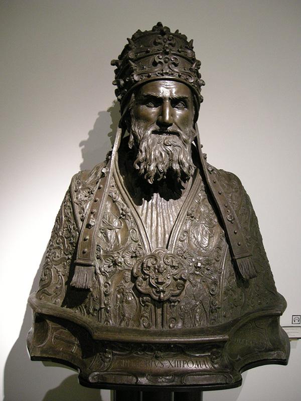 Ritratto di papa Gregorio XIII, in un busto in bronzo di Alessandro Menganti del 1575-1576, conservato presso il Museo civico Medievale di Bologna.Il palazzo del Quirinale, nuova residenza della corte papale dagli inizi del Seicento, fu voluto da Gregorio XIII.