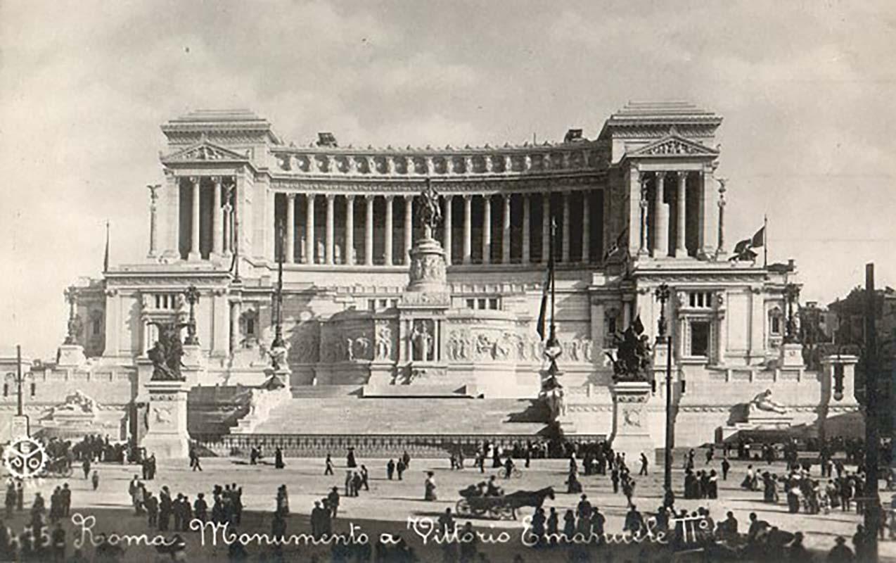Veduta del Vittoriano in una fotografia dei primi anni Venti: i due propilei sono ancora sprovvisti delle quadrighe di Bartolini e di Fontana
