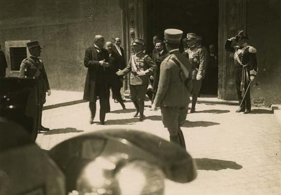 Grand opening of the Library in its definitive location (Palazzo Venezia); in the photograph, Corrado Ricci and King Victor Emanuel II exit the portal that still stands today
