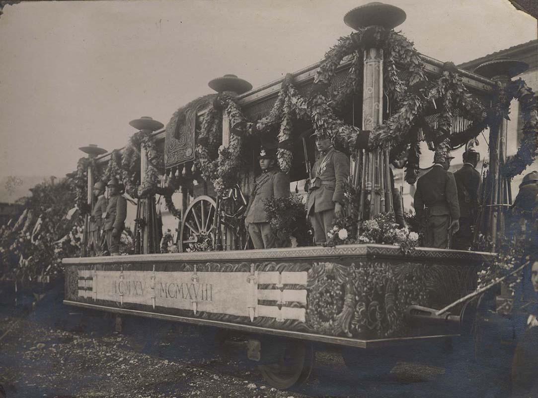 The convoy with the casket of the Unknown Soldier carried on the gun mount of a cannon, transported for a lengthy journey to the Italian capital lasting five days with 120 stops
