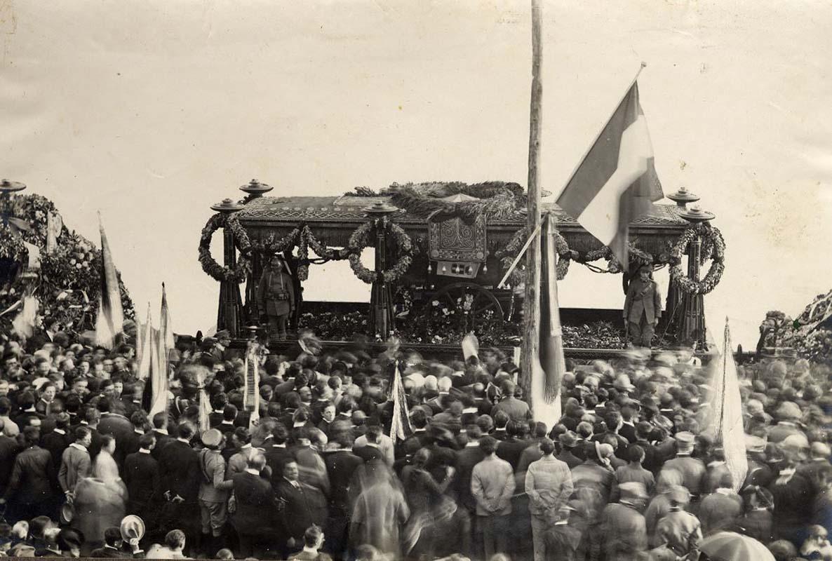 The departure of the convoy with the casket of the Unknown Soldier, transported on the Aquileia-Venice-Bologna-Florence-Rome railway line 
