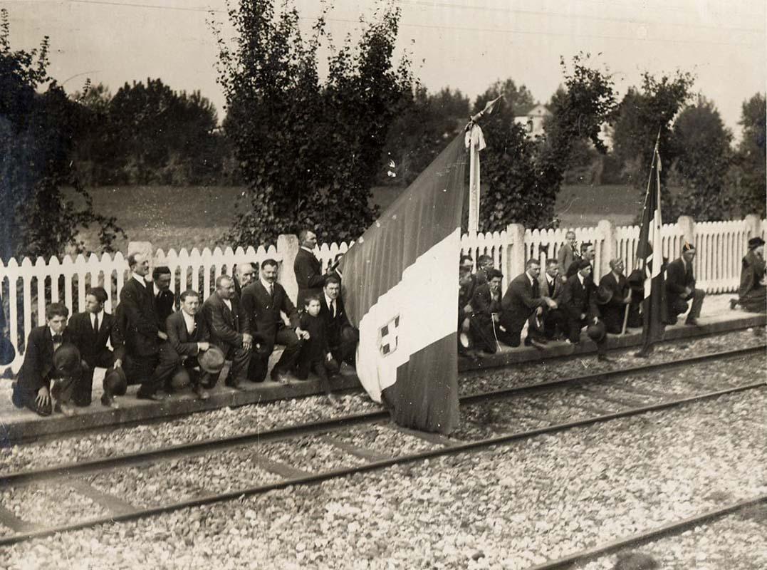 Homage paid by the people to the convoy transporting the Unknown Soldier as it passes by
