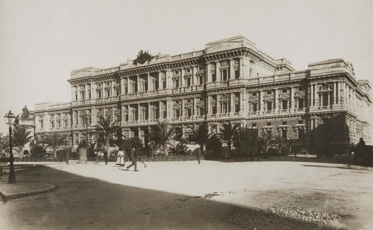 Veduta della facciata posteriore del Palazzo di Giustizia in piazza Cavour a Roma nel 1901-1910 circa, a coronamento lo stemma dei Savoia dello scultore Paolo Bartolini
