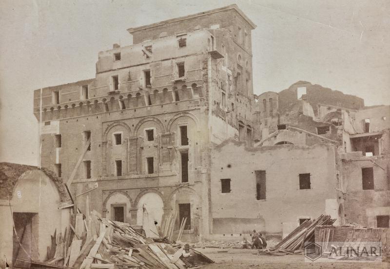 Il convento di Santa Maria in Ara Coeli in fase di demolizione, durante i lavori di sistemazione dell'area di piazza Venezia
