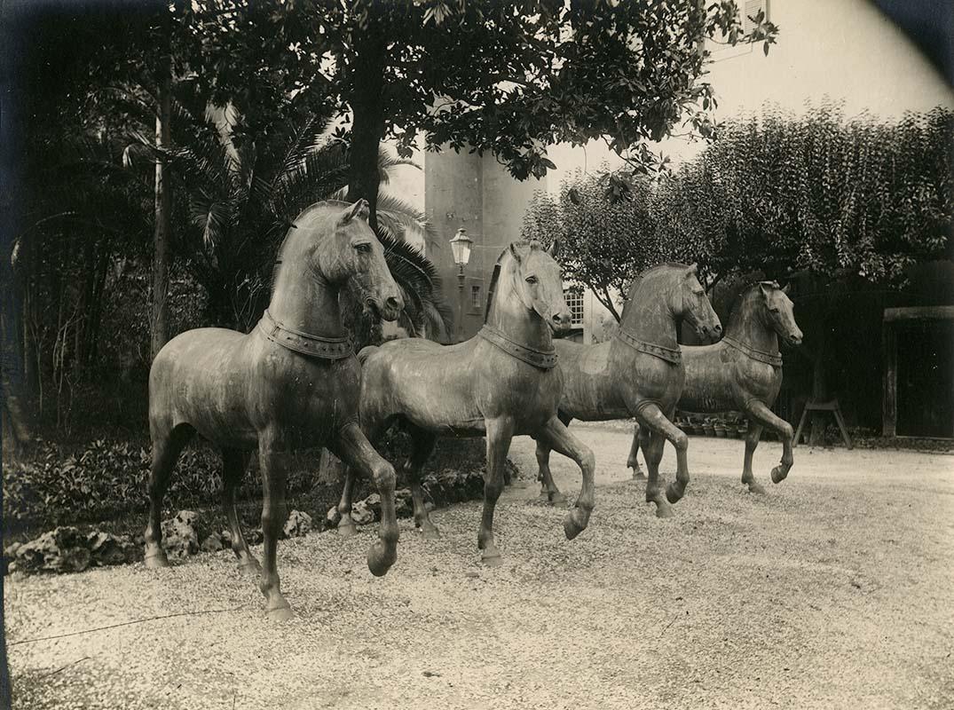 I cavalli della quadriga di San Marco nel cortile grande del palazzo di Venezia a Roma durante la Prima guerra mondiale
