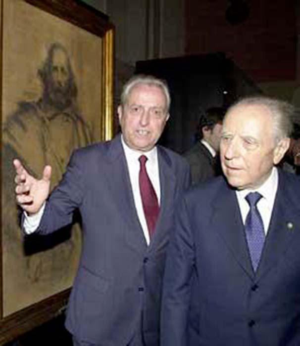 Il Presidente della Repubblica Carlo Azeglio Ciampi accompagnato dal prof. Giuseppe Talamo, Presidente dell'Istituto Nazionale di Storia del Risorgimento Italiano, visita il Museo Centrale del Risorgimento nel maggio 2001.
