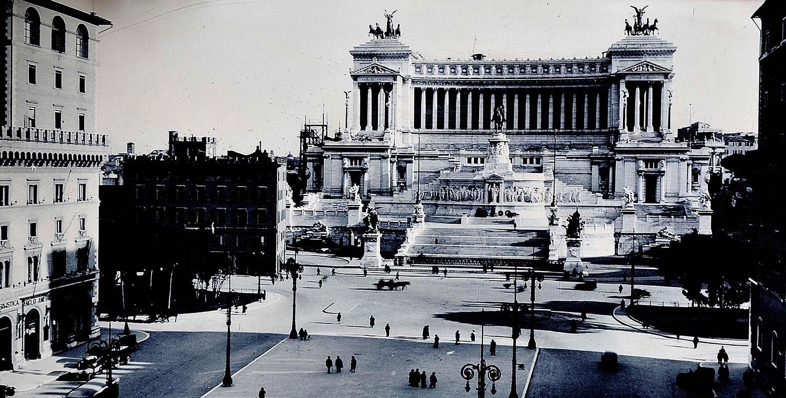 Veduta di piazza Venezia nel 1930, pochi anni dopo la posa delle due quadrighe sui propilei del Vittoriano
